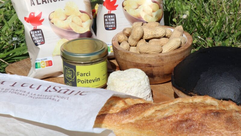 Farci poitevin, tourteau fromager, crottin de chèvre, chips et cacahuète composent la base de la planche